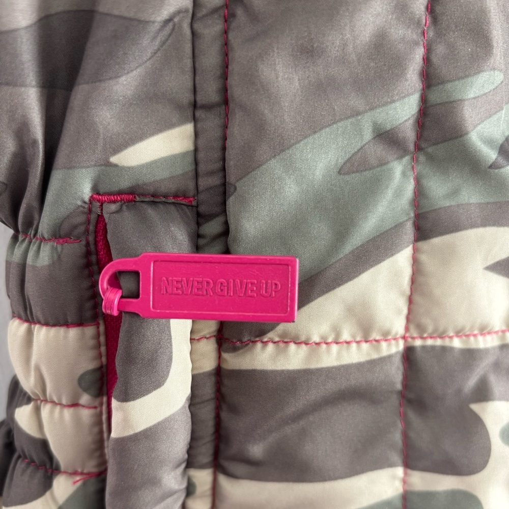 Cowgirl Tuff camo Never Give Up vest. M. Hot pink accents and lining. Preloved - Picture 9 of 12